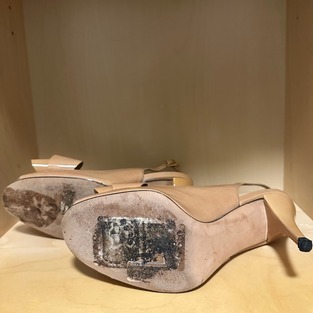 Stuart Weitzman Tan Heels with Bow Detail - Picture 4 of 9
